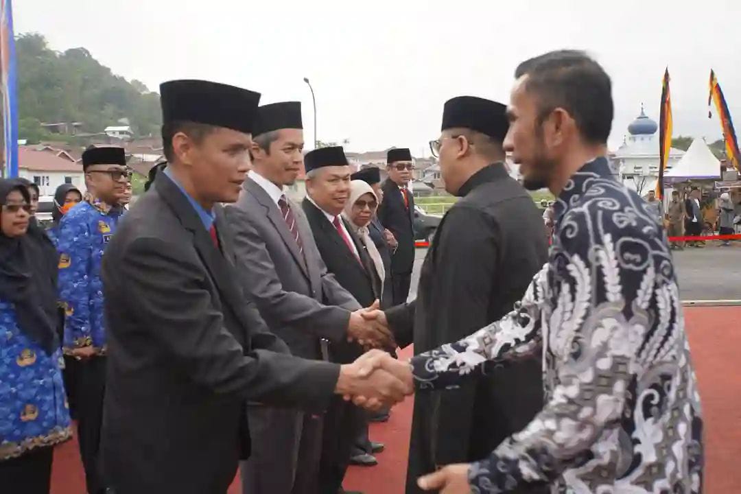 Usai pelantikan, Wako dan Wawako beri ucapan selamat.